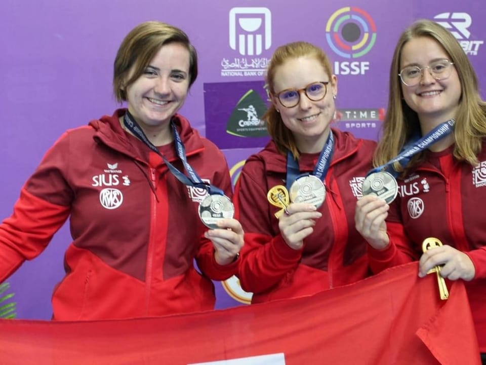 Sarina Hitz, Nina Christen und Franziska Stark posieren mit der Medaille.