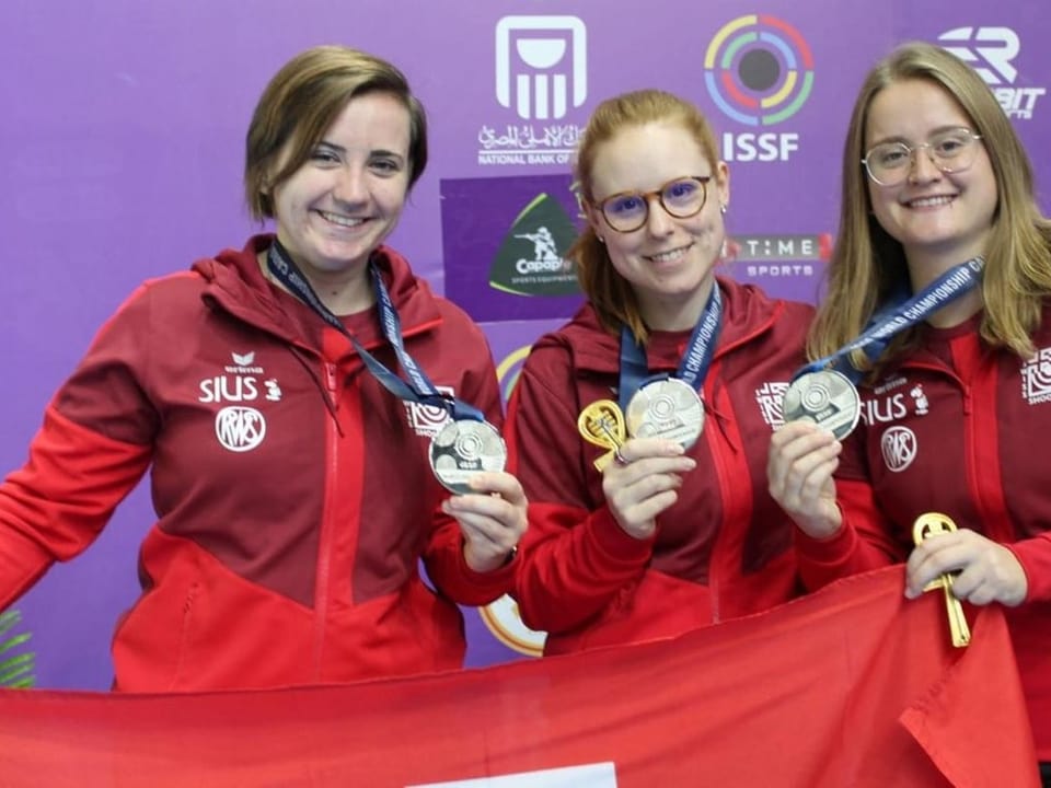 Erfolgreiches Trio Sarina Hitz, Nina Christen und Franziska Stark posieren mit der Medaille.