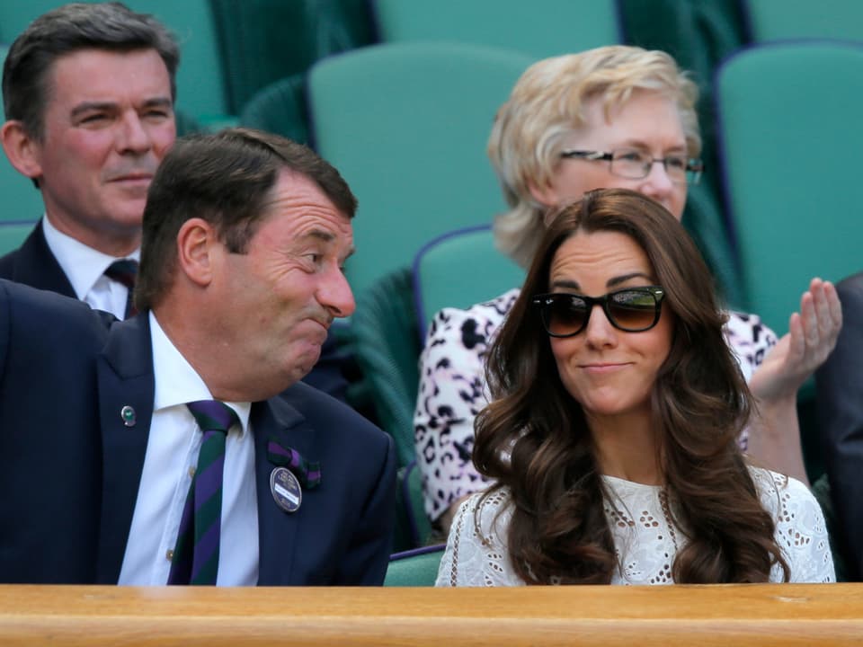 Herzogin Kate mit einem Mann an einem Tennisturnier