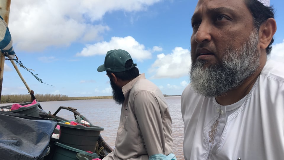 Muslime auf Boot mit Hilfsgüter.