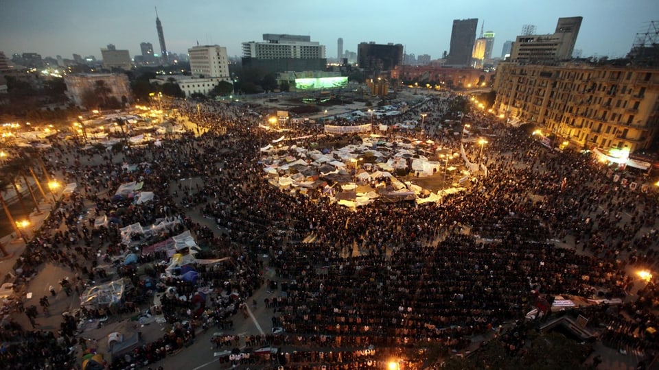 Der vollbesetzte Tahrir-Platz in der Abenddämmerung am 7. Februar 2011