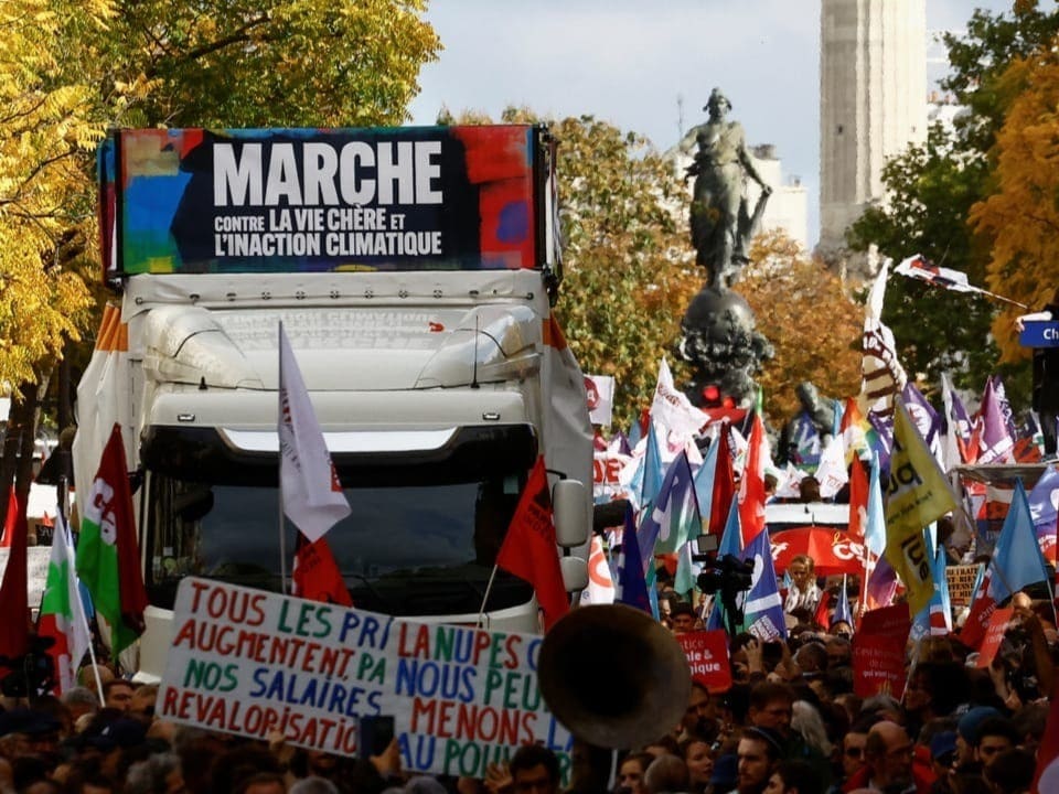 Demonstranten nehmen an einem Protest des Linksbündnisses Nupes gegen die steigende Inflation teil.