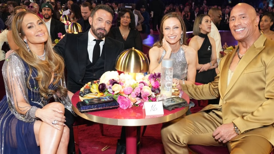 Jennifer Lopez, Ben Affleck, Lauren Hashian und Dwayne «The Rock» Johnson (von links) an ihrem Grammys-Tisch