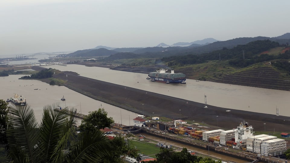 Der Panamakanal ist eine künstliche Wasserstrasse und für den internationalen Schiffsverkehr von grosser Bedeutung. 