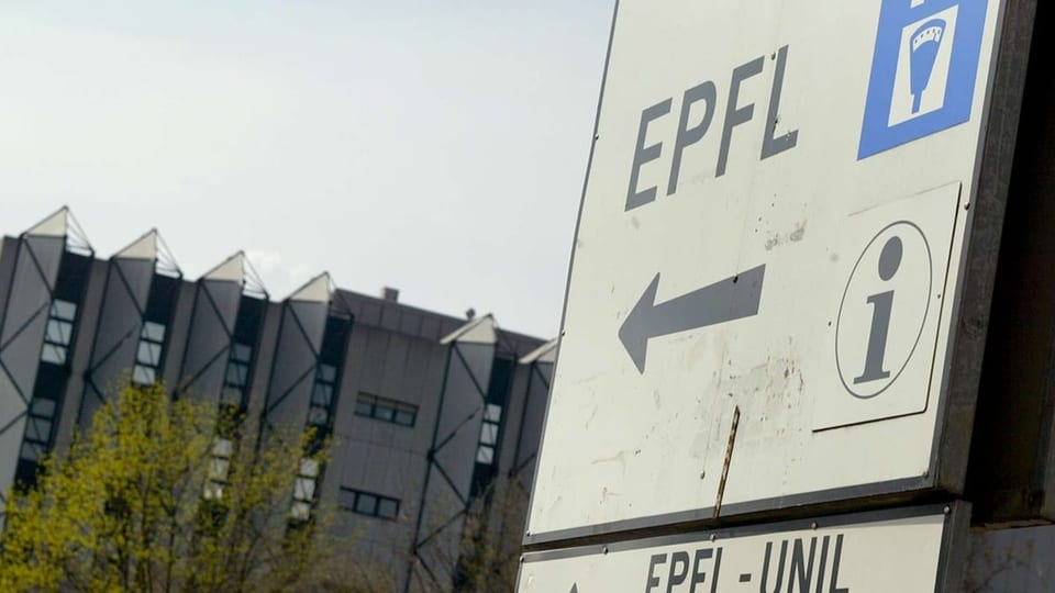 Hinweils zu einem Parkfeld der EPFL