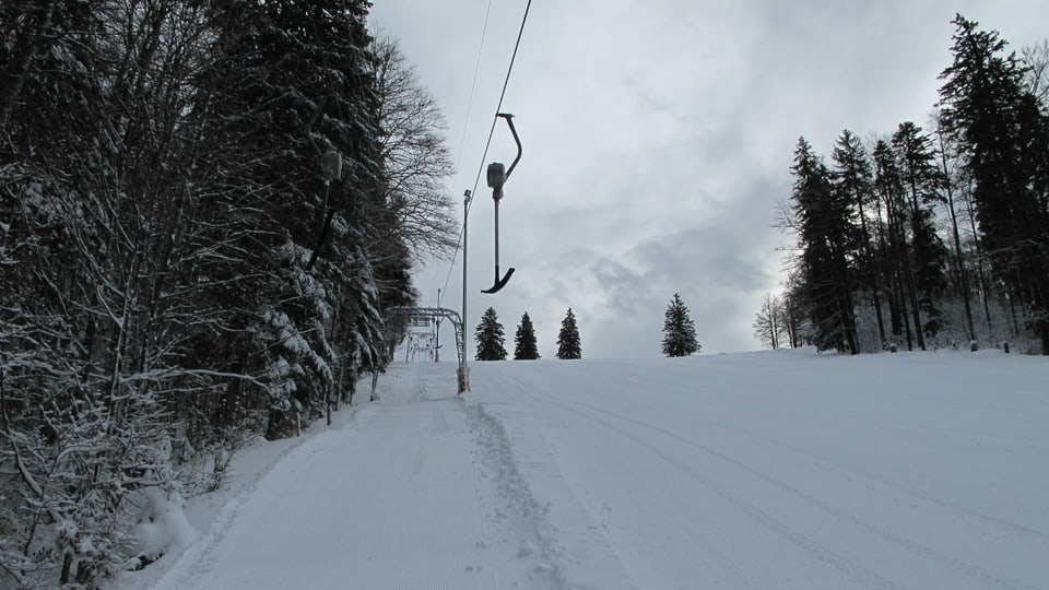 Bügel-Skilift im Winter mit Schnee.
