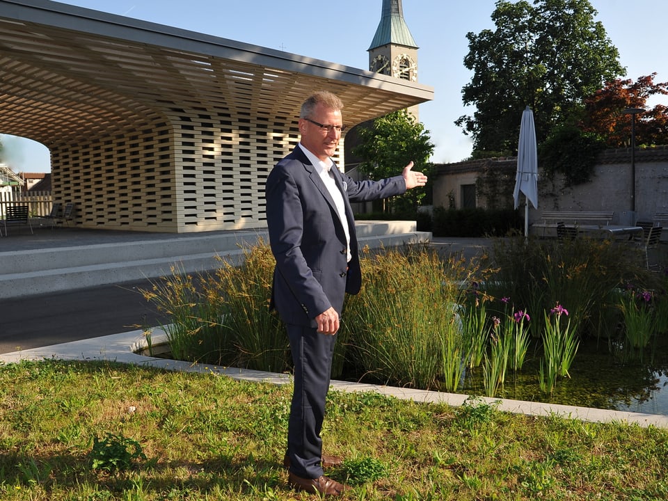 Heinz Tännler bei der Eröffnung des Stadtgartens in der Stadt Zug. 