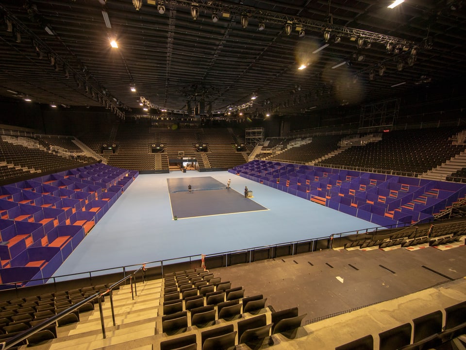 In der renovierten Halle wird der Boden für die Swiss Indoors verlegt.