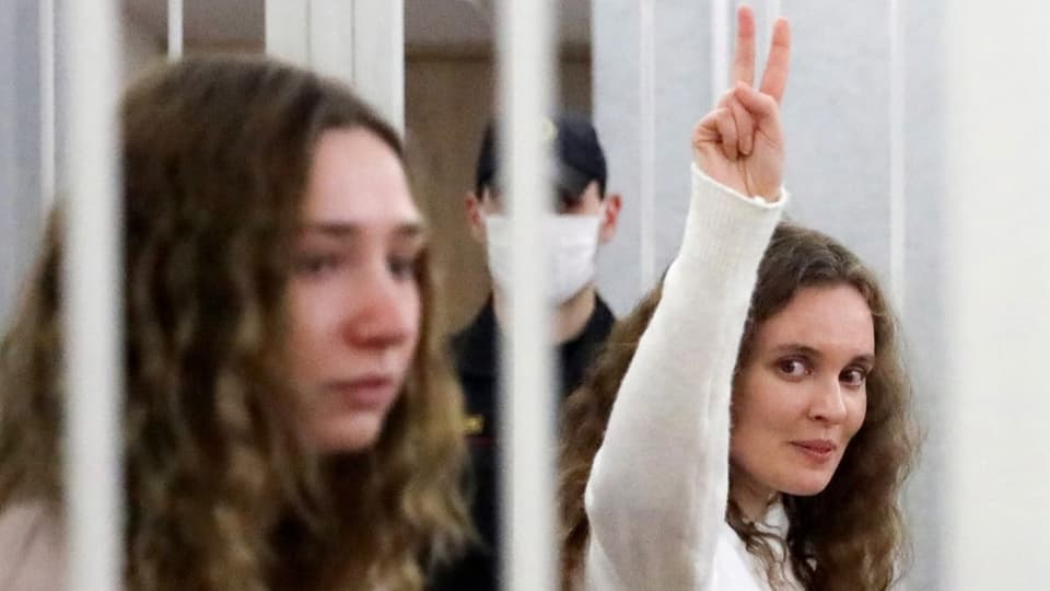 Katerina Andrejewa streckt zwei Finger in die Luft