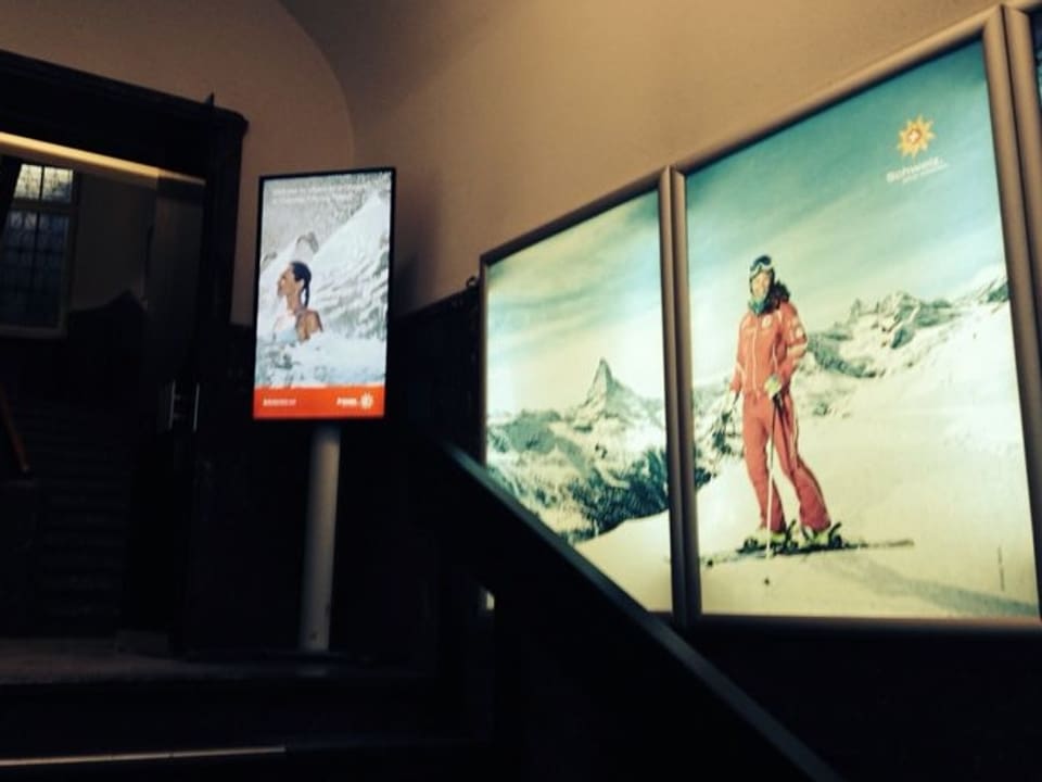 In der Zentrale von Schweiz Tourismus begrüsst einem bereits im Treppenhaus eine Skilehrerin in Grossformat. Herz der Kampagne 2013/2014.  