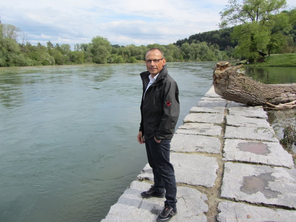 Ein Mann am Ufer des Rheins.