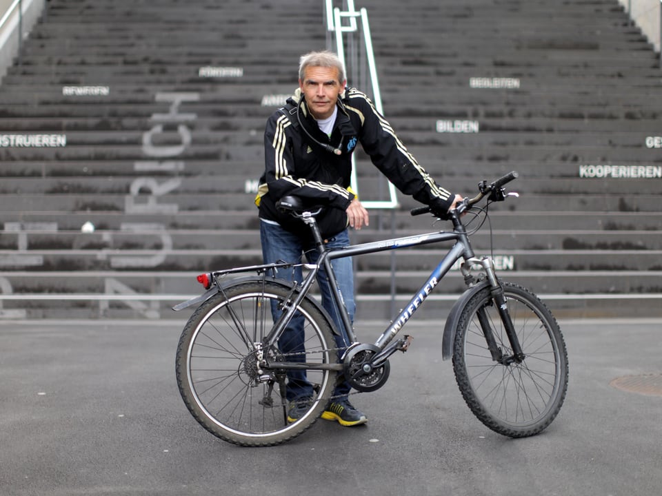 Karl posiert mit seinem Fahrrad.