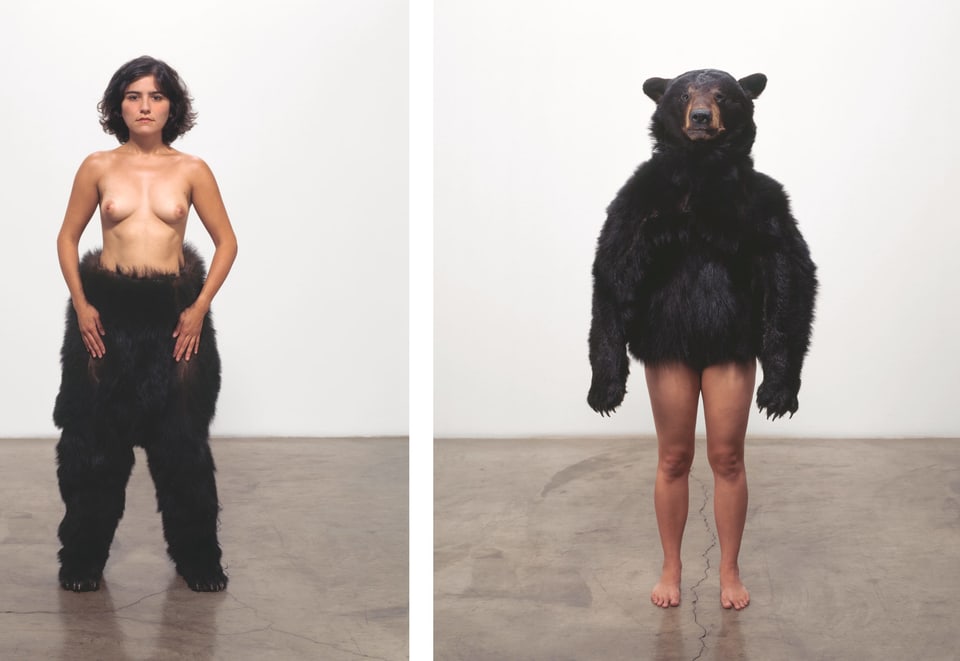 Eine Frau einmal mit nacktem Oberkörper und Bärenfell am Bein fotografiert, einmal mit Bärenkopf und nackten Beinen.