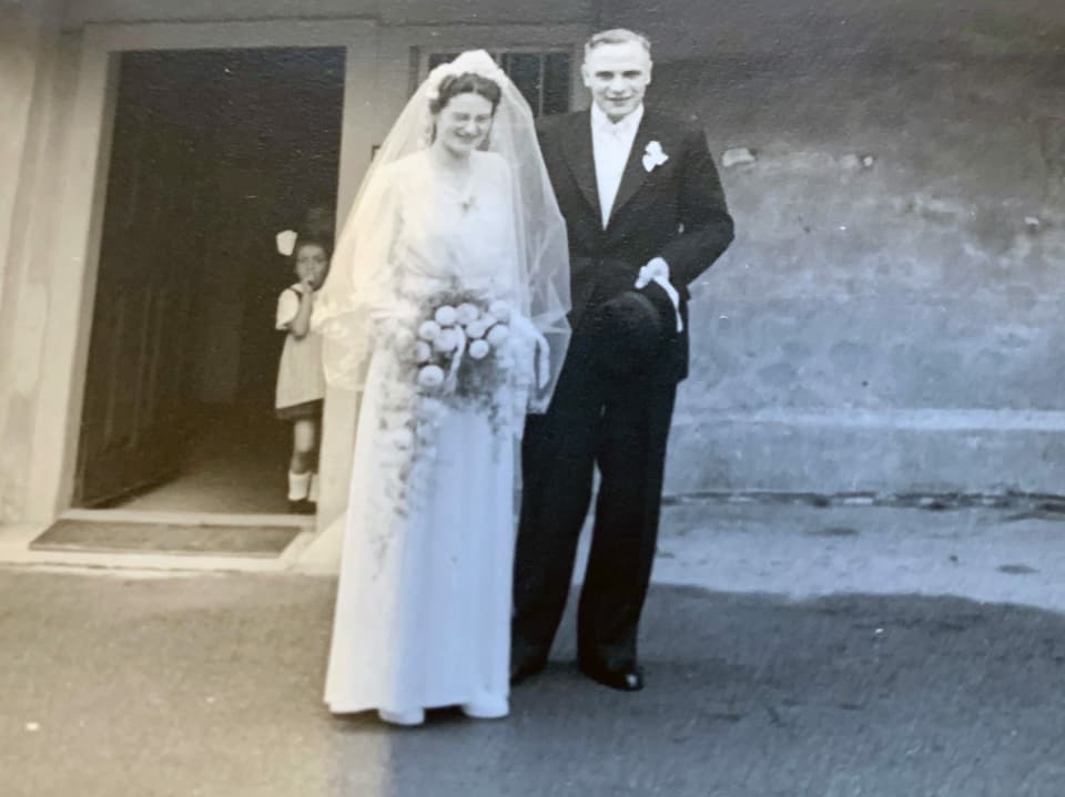 Klara Wacker im Hochzeitskleid mit ihrem Mann Georg im Anzug.