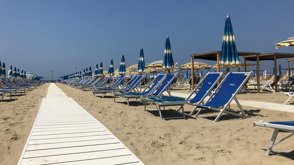 Liegestühle, Sonnenschirme am Strand von Viareggio.