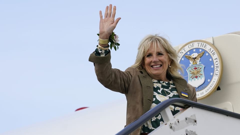 Jill Biden vor Air Force One winkiend