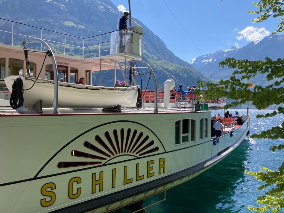 Das Dampfschiff Schiller legt ab.