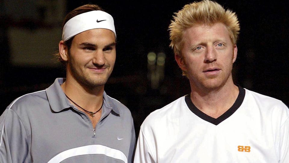 Roger Federer und Boris Becker bei einem Schaukampf 2003. 