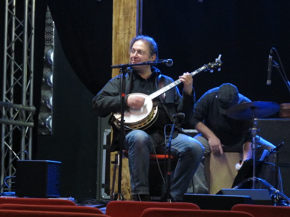 Jens Küger spielt sein Banjo.