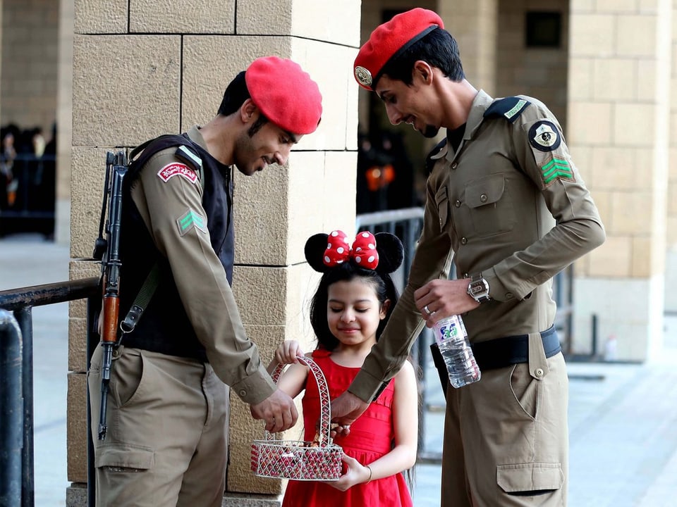Mädchen schenkt Soldaten Süssigkeiten