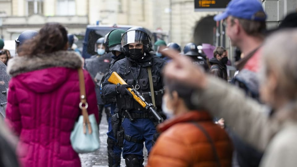 Polizisten haben eine Strasse in der Nähe des Bundeshauses abgesperrt.