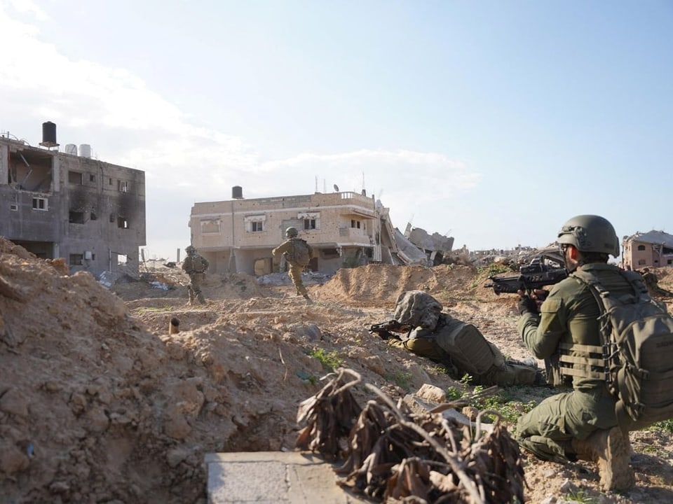 israelische Soldaten mit Gewehren