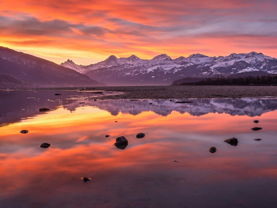 Thun/BE Farbige Dämmerung an einem See mit Bergen im Hintergrund