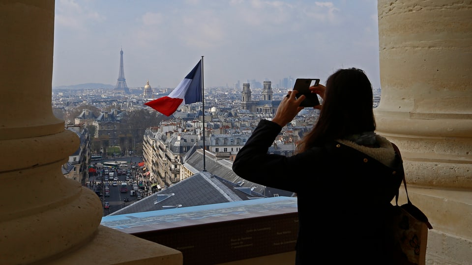 Blick auf Paris mit Flagge.