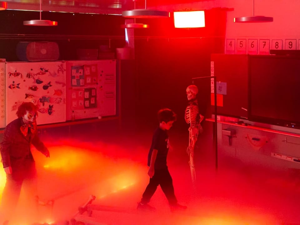 Ein Junge steht in einem rot beleuchteten Raum