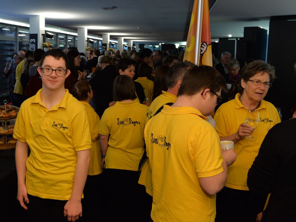 Sun Singers in gelben Shirts bei ihrer Ankunft.