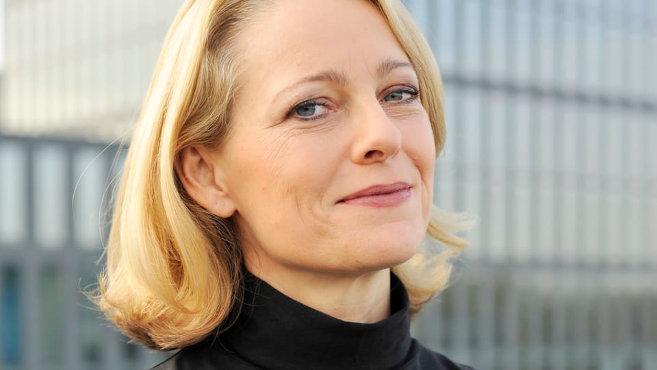 Miriam Meckel trägt einen blonden Bob.