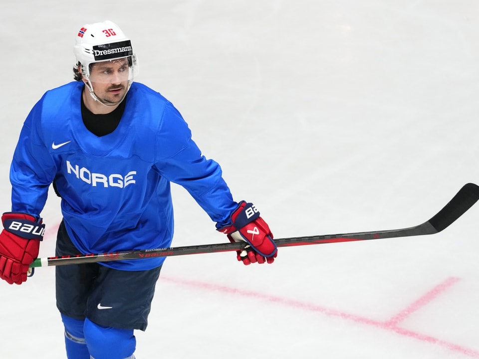 Eishockeyspieler aus Norwegen in blauem Trikot auf dem Eis.