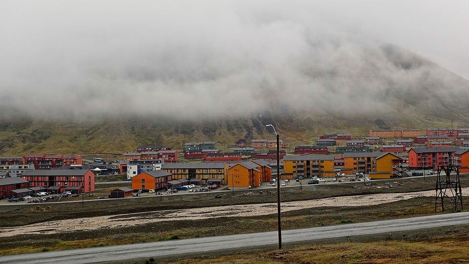 Blick auf Longyearbyen bei Regen im Sommer 2018.