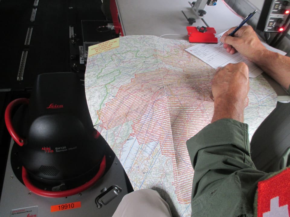 Pilot mit Karte der Schweiz auf den Knien.
