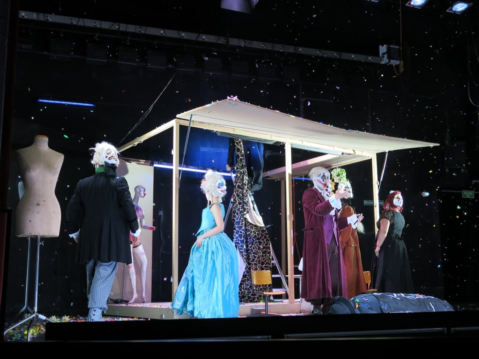 Szenenbild aus Figaro: Das Bühnenbild wirkt improvisiert - die Figuren spielerisch überzeichnet. 