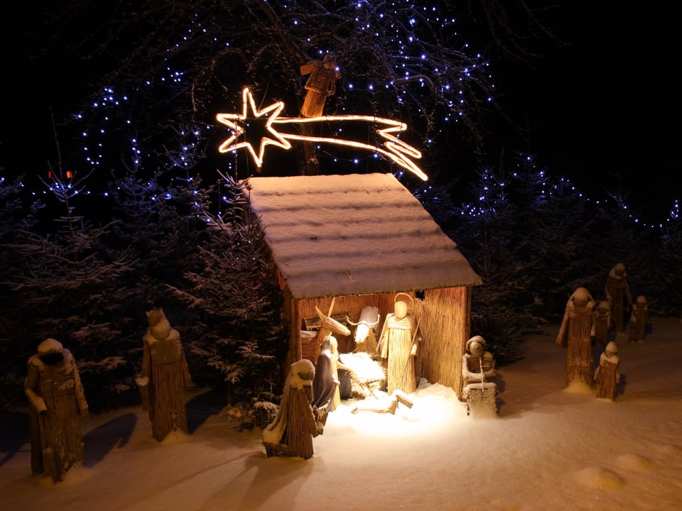 Die Geburt Jesu dargestellt in einem Stall als Modell. 