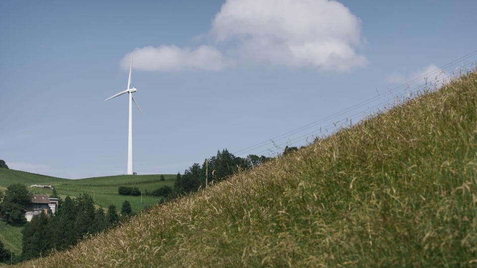 Ein Windrad an einem Hügel in Entlebuch.