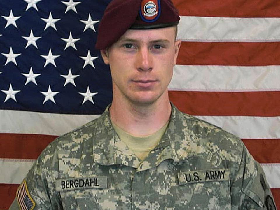 Soldat Bergdahl in Uniform vor US-Flagge