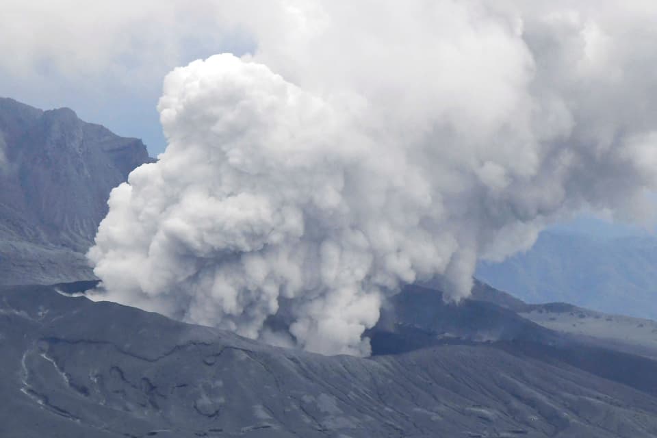Eine weisse Aschewolke kommt aus dem inneren des Vulkans hervor.
