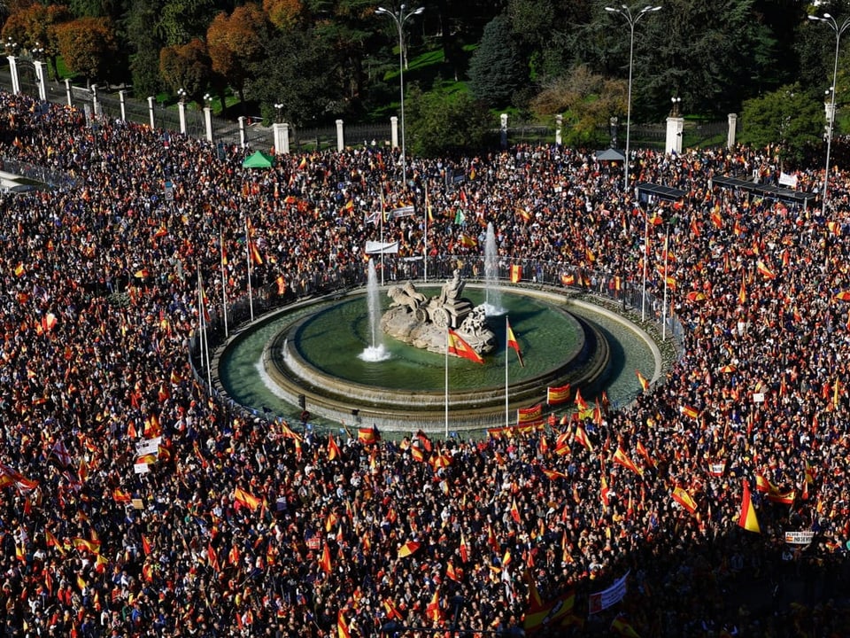 Tausende demonstrieren am Plaza de Cibeles in Madrid gegen das Amnestie-Gesetz.