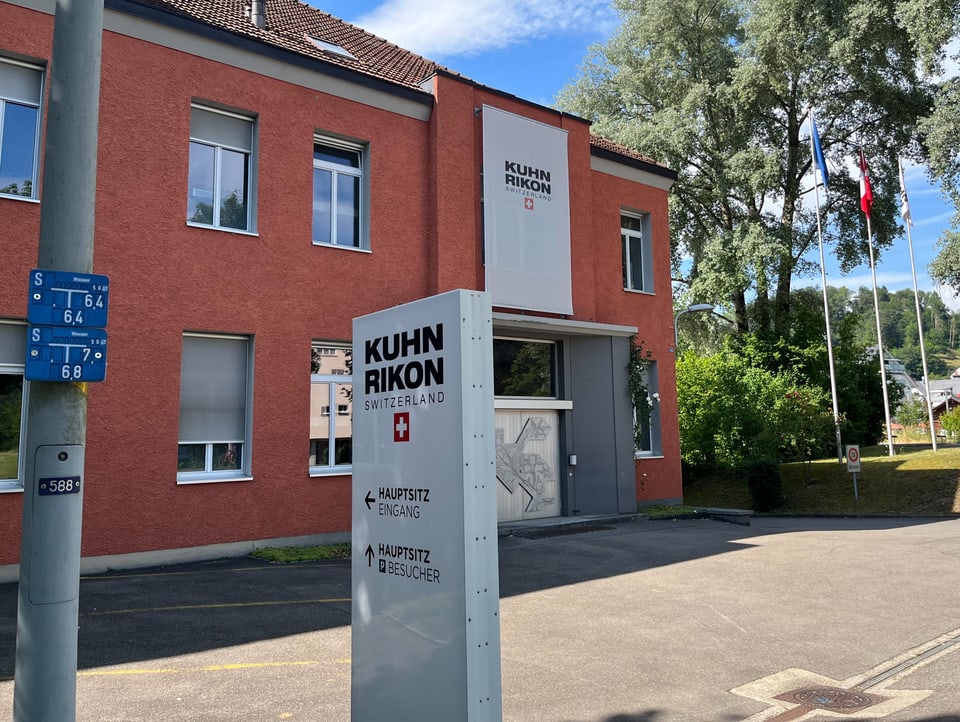 Eingang zur Pfannenfabrik Kuhn Rikon in der Tösstaler Gemeinde Rikon.