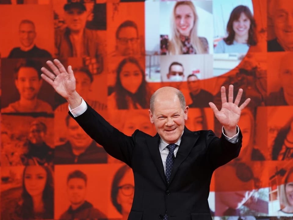 Olaf Scholz, 63, Sozialdemokratische Partei Deutschlands SPD Olaf Scholz hebt die Hände, nachdem er zum Kanzlerkandidat nominiert wurde.