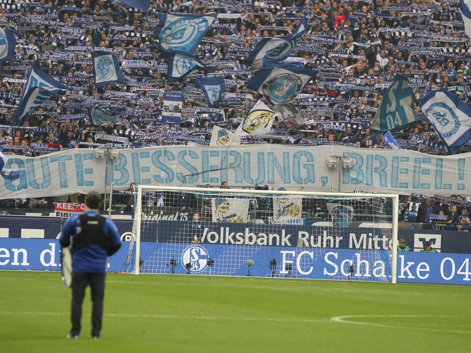 Die Fans von Schalke 04 mit Transparten «gute Besserung, Breel»