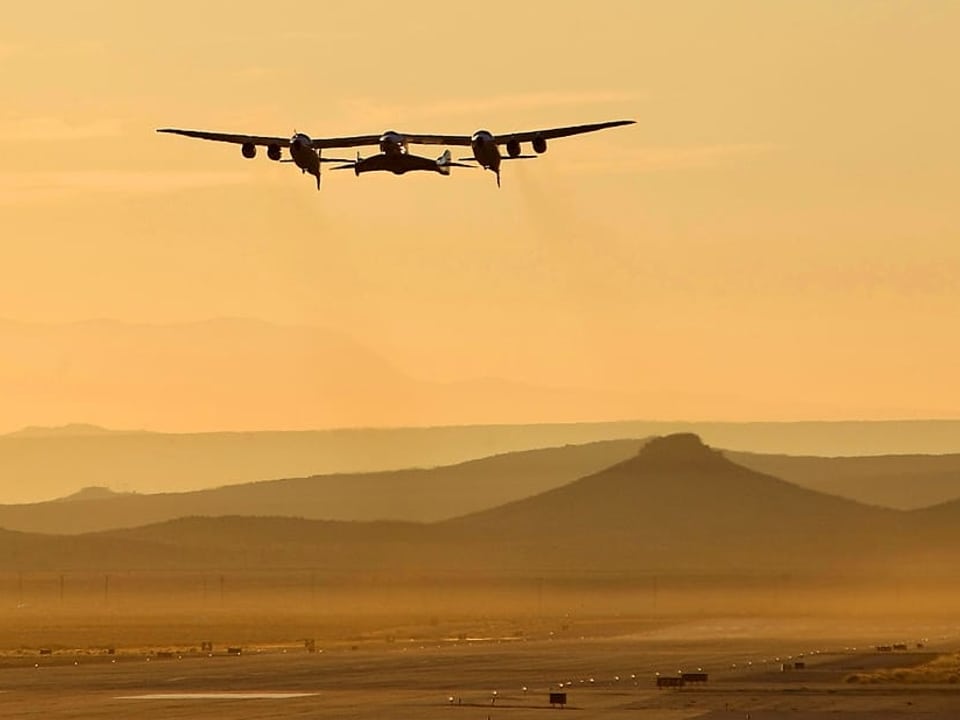 Flugzeug über der Wüste