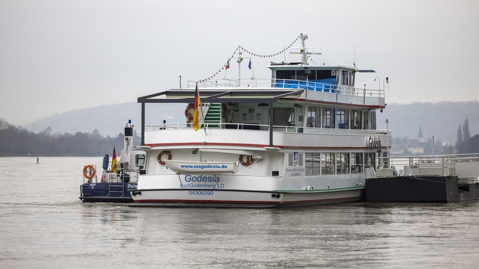 Schiff auf Rhein