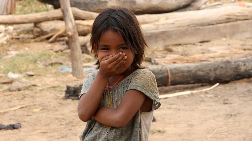 Ein Mädchen im Dorf, in dem Reds Eltern leben.