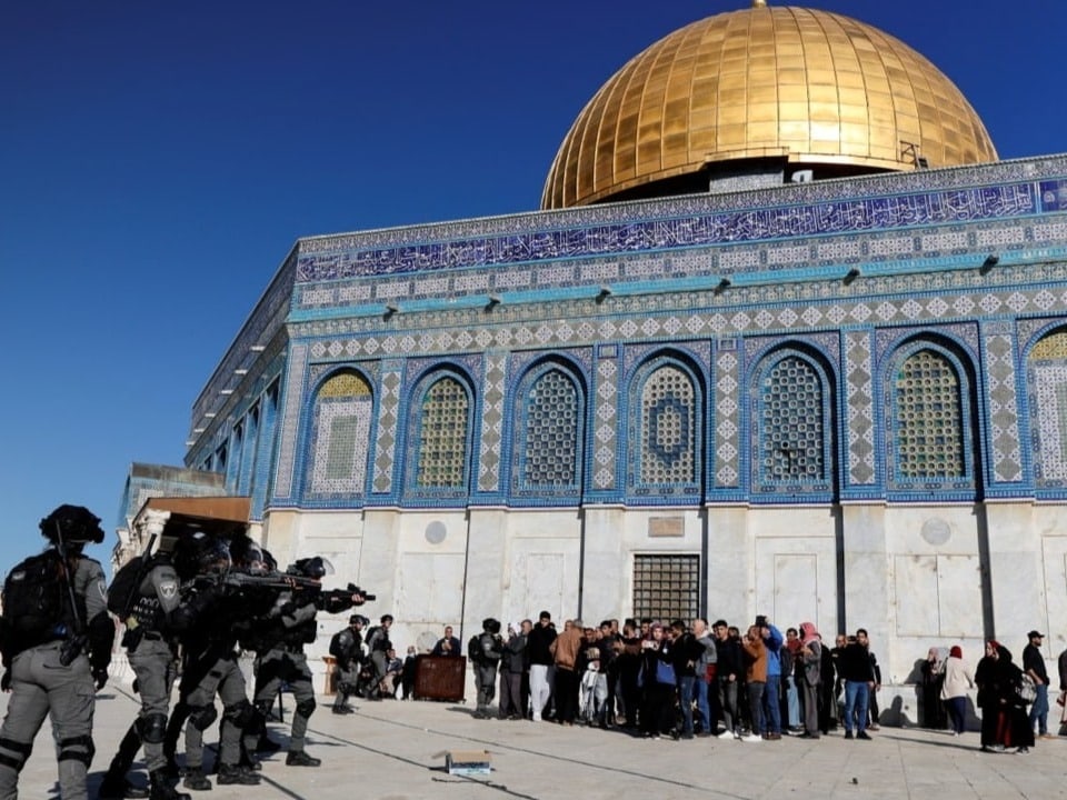 Israelische Kräfte vor Moschee