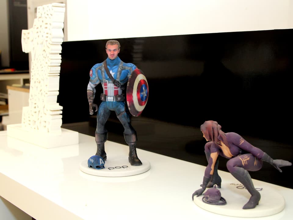 Drei Druckbeispiele: Eine grosse weisse Nummer 1, die Comicfigur Captain America und eine knieende Figur aus einem Fantasyspiel.