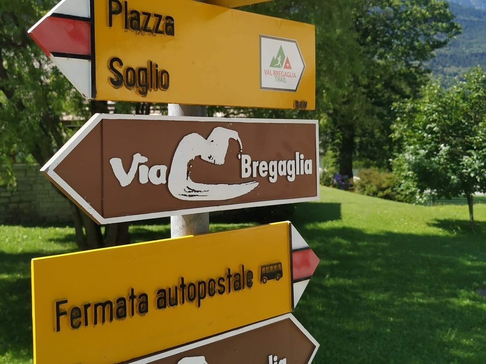 Wanderwegschild mit Beschriftung Via Bregalia.
