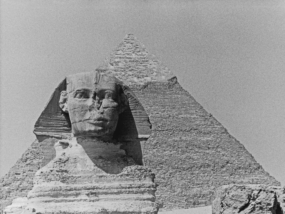 Schwarz-Weiss-Foto einer Pyramide und der Sphinx